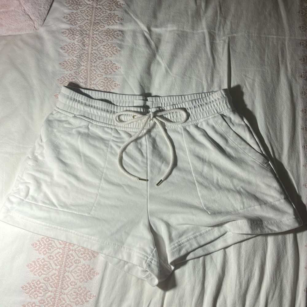 Comfy pair of white sweat pants style shorts!